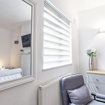 Luxury 3-Bed Apartment Near To London With Parking Hornchurch المظهر الخارجي الصورة
