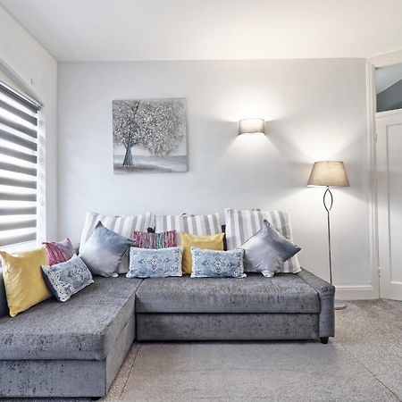 Luxury 3-Bed Apartment Near To London With Parking Hornchurch المظهر الخارجي الصورة