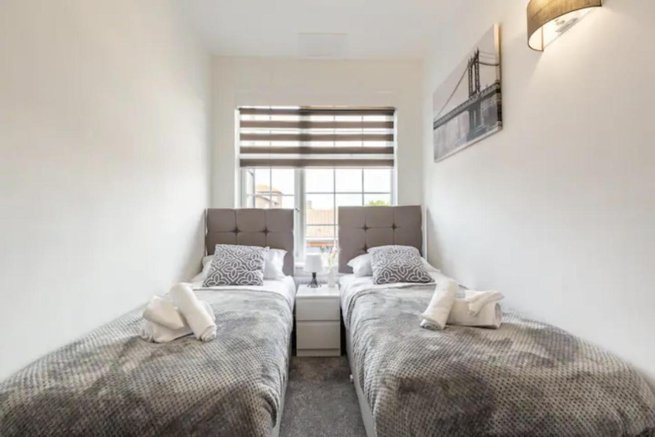 Luxury 3-Bed Apartment Near To London With Parking Hornchurch المظهر الخارجي الصورة