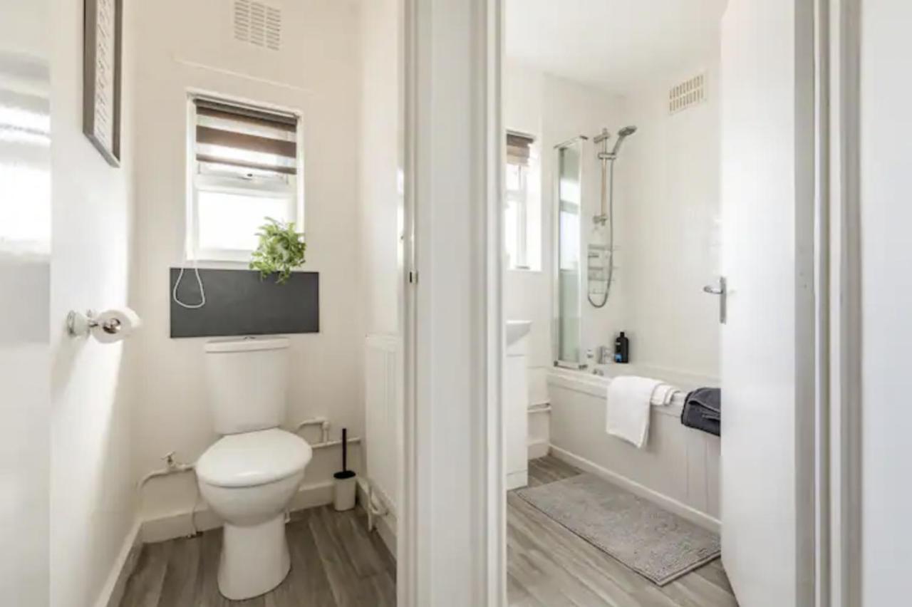 Luxury 3-Bed Apartment Near To London With Parking Hornchurch المظهر الخارجي الصورة