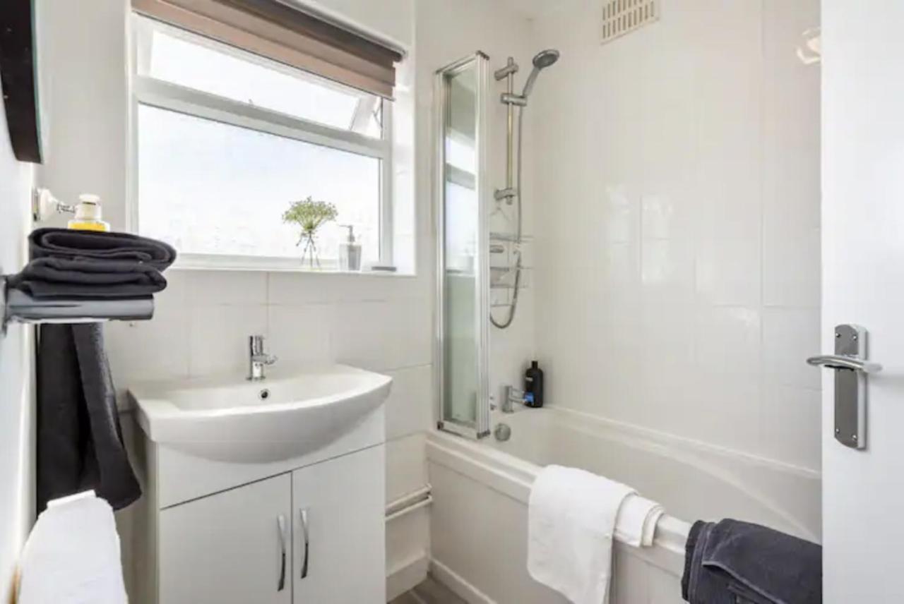 Luxury 3-Bed Apartment Near To London With Parking Hornchurch المظهر الخارجي الصورة