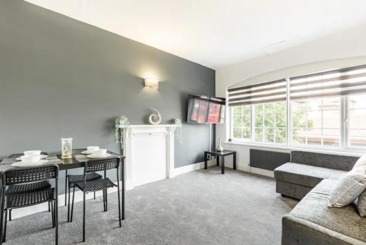 Luxury 3-Bed Apartment Near To London With Parking Hornchurch المظهر الخارجي الصورة