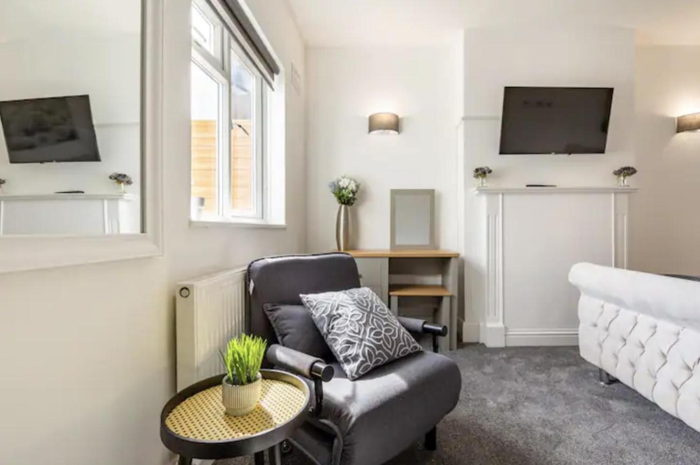 Luxury 3-Bed Apartment Near To London With Parking Hornchurch الغرفة الصورة