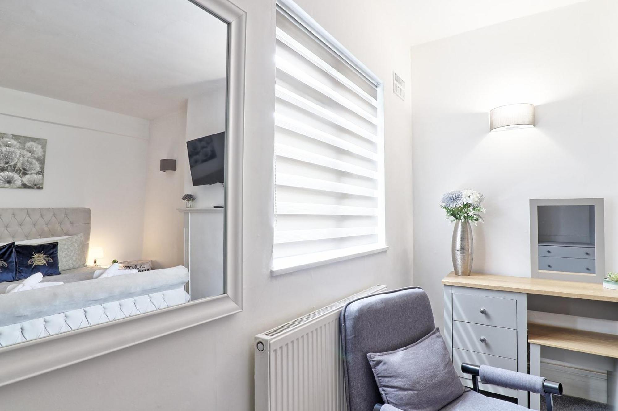 Luxury 3-Bed Apartment Near To London With Parking Hornchurch المظهر الخارجي الصورة