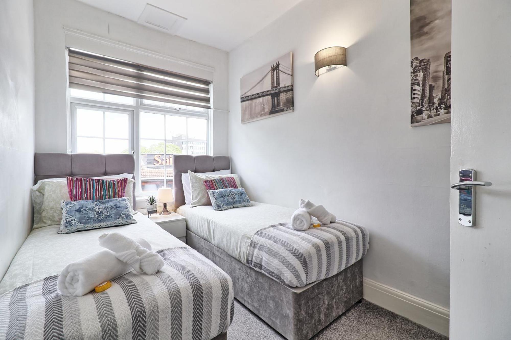 Luxury 3-Bed Apartment Near To London With Parking Hornchurch المظهر الخارجي الصورة