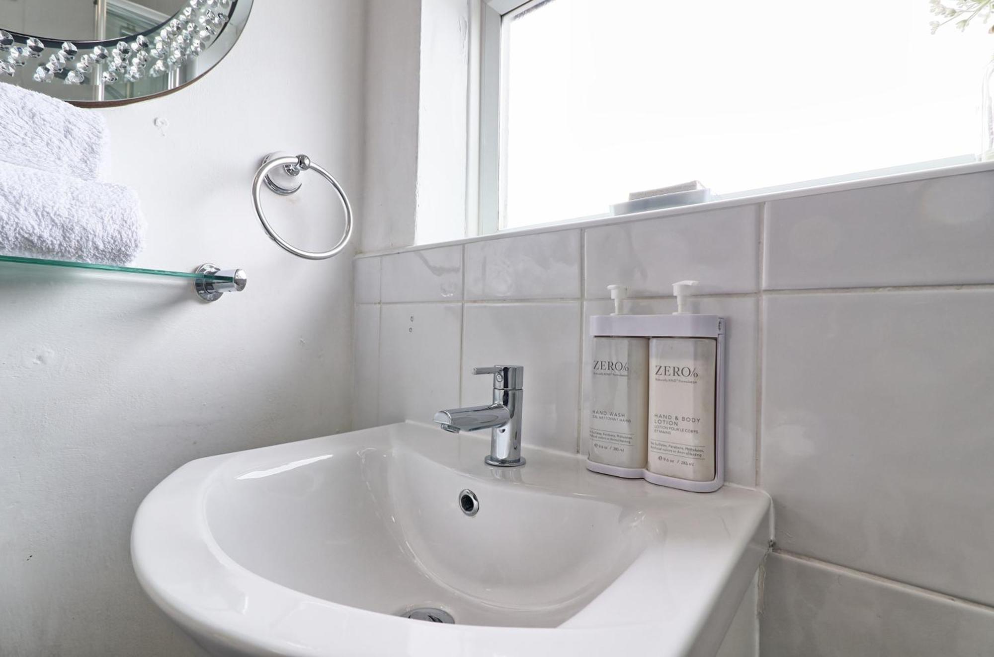 Luxury 3-Bed Apartment Near To London With Parking Hornchurch المظهر الخارجي الصورة