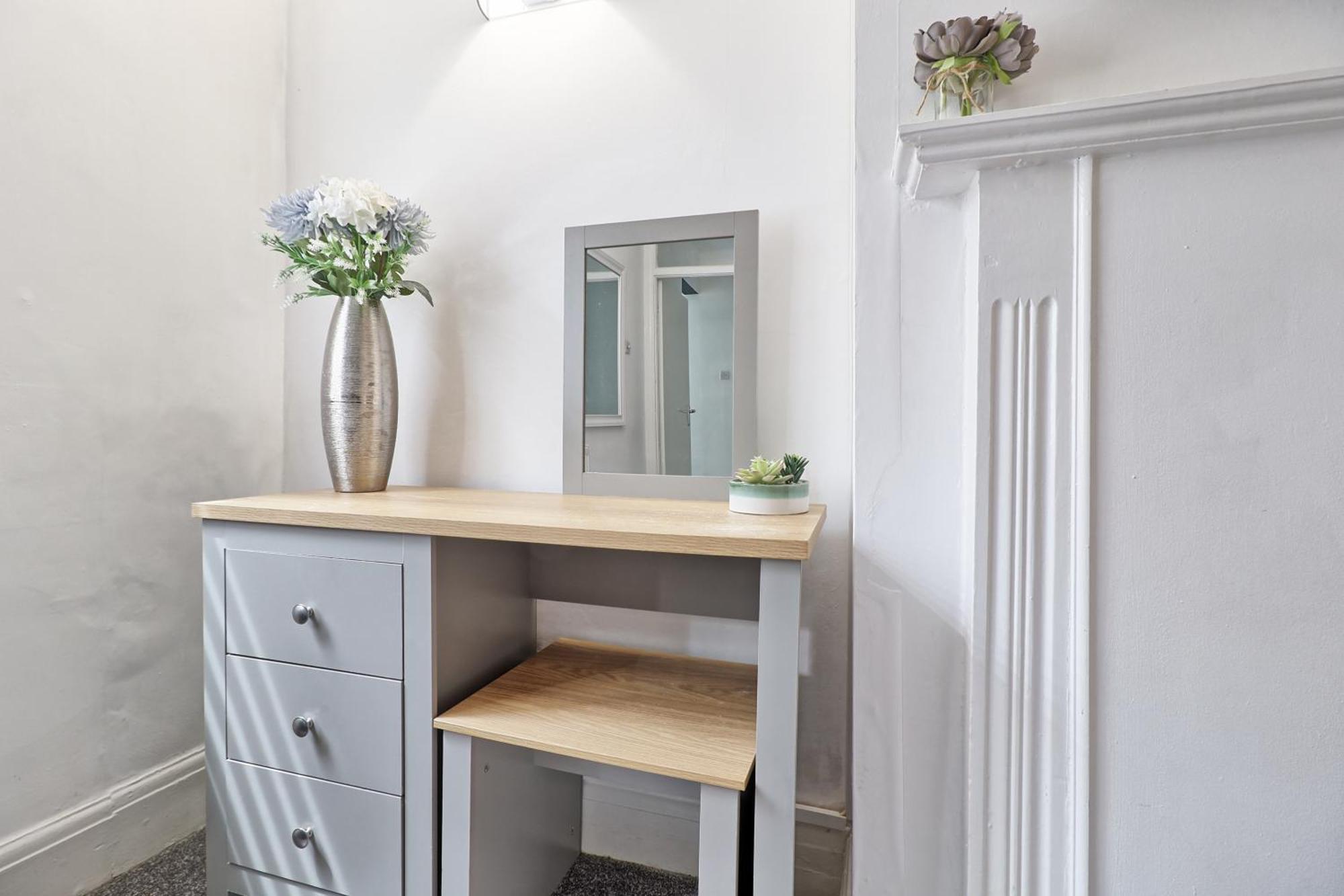Luxury 3-Bed Apartment Near To London With Parking Hornchurch المظهر الخارجي الصورة