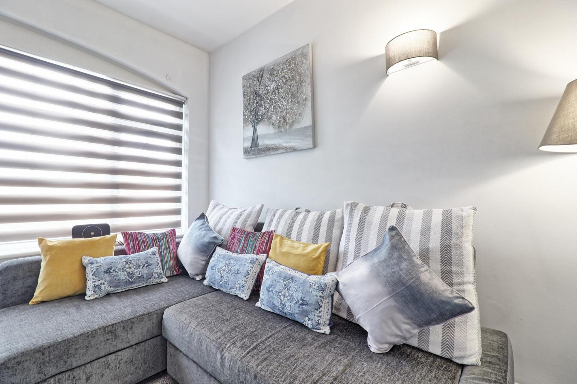 Luxury 3-Bed Apartment Near To London With Parking Hornchurch المظهر الخارجي الصورة