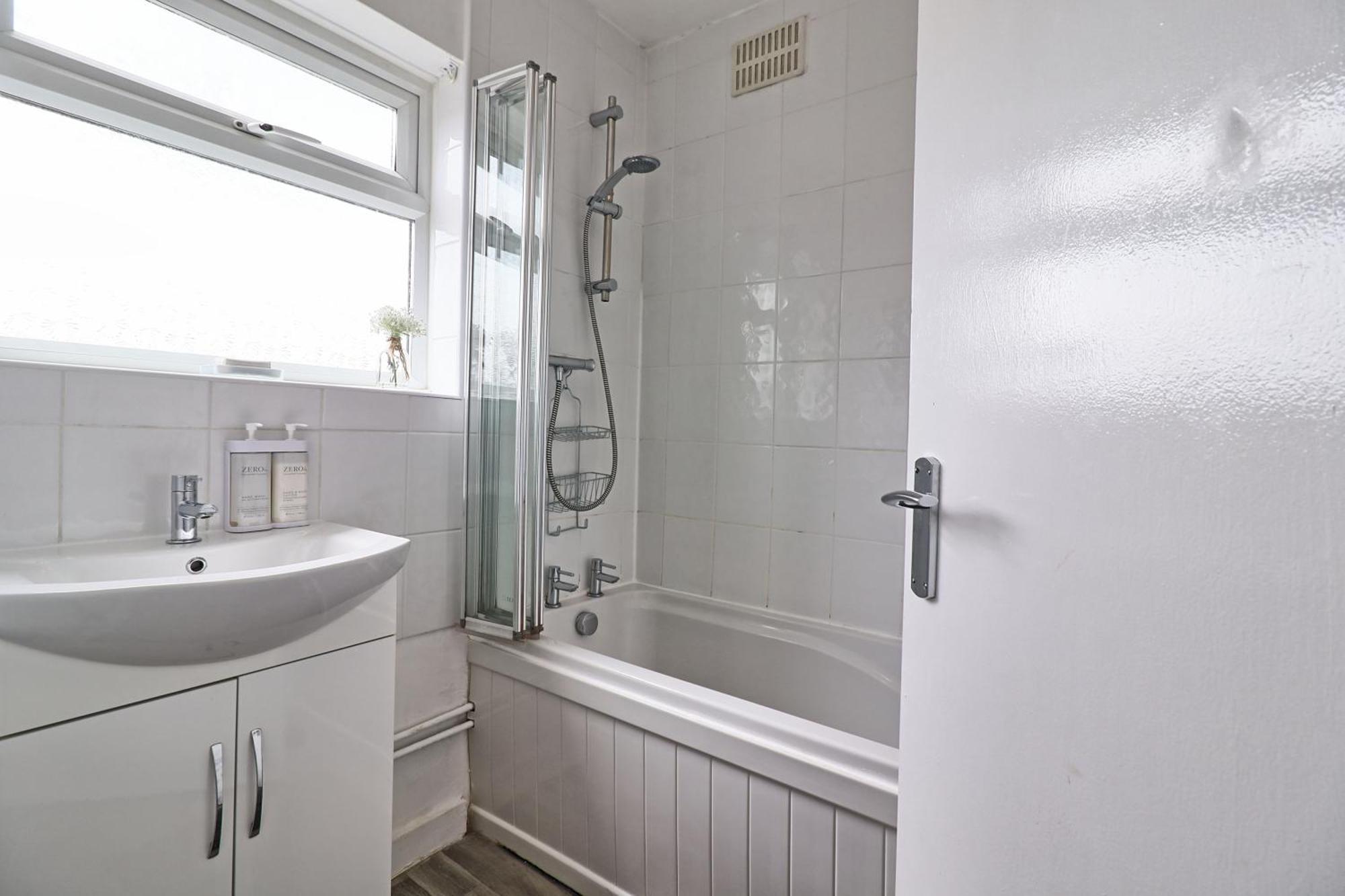 Luxury 3-Bed Apartment Near To London With Parking Hornchurch المظهر الخارجي الصورة