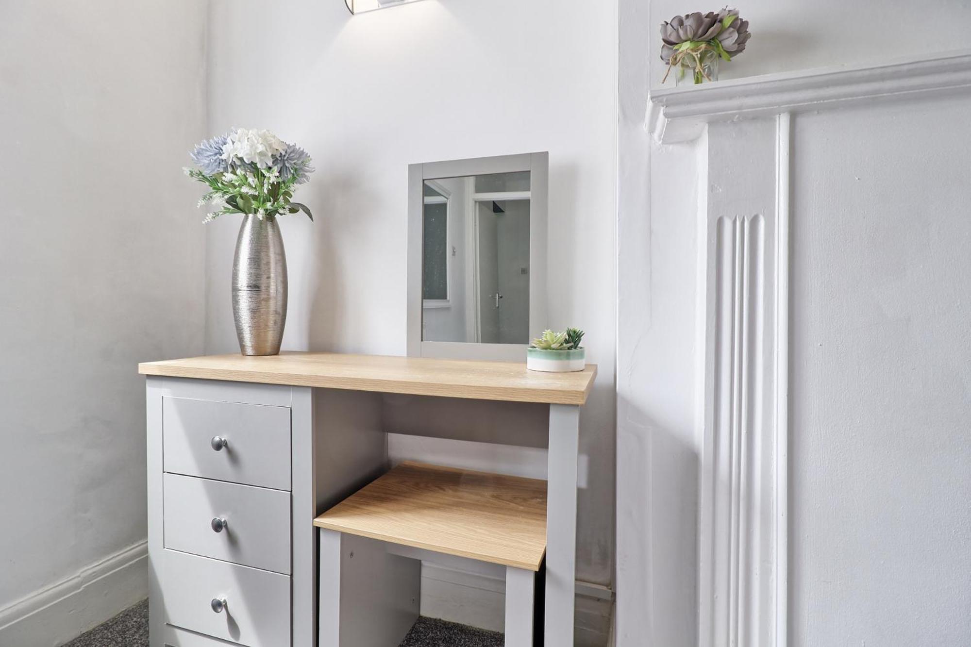 Luxury 3-Bed Apartment Near To London With Parking Hornchurch المظهر الخارجي الصورة