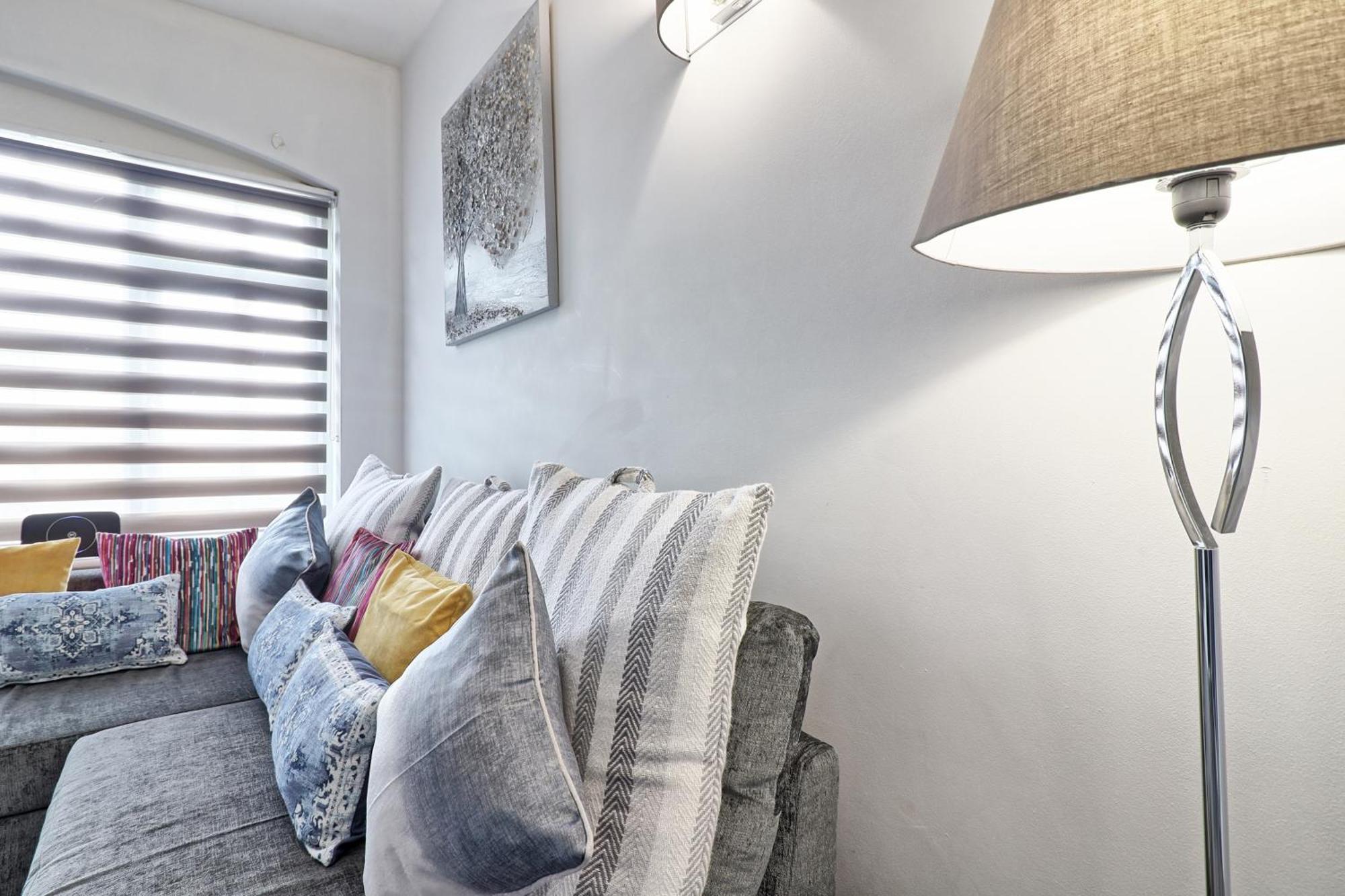 Luxury 3-Bed Apartment Near To London With Parking Hornchurch المظهر الخارجي الصورة