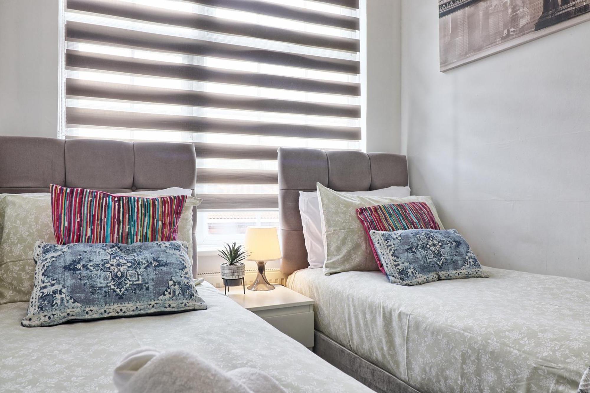 Luxury 3-Bed Apartment Near To London With Parking Hornchurch المظهر الخارجي الصورة