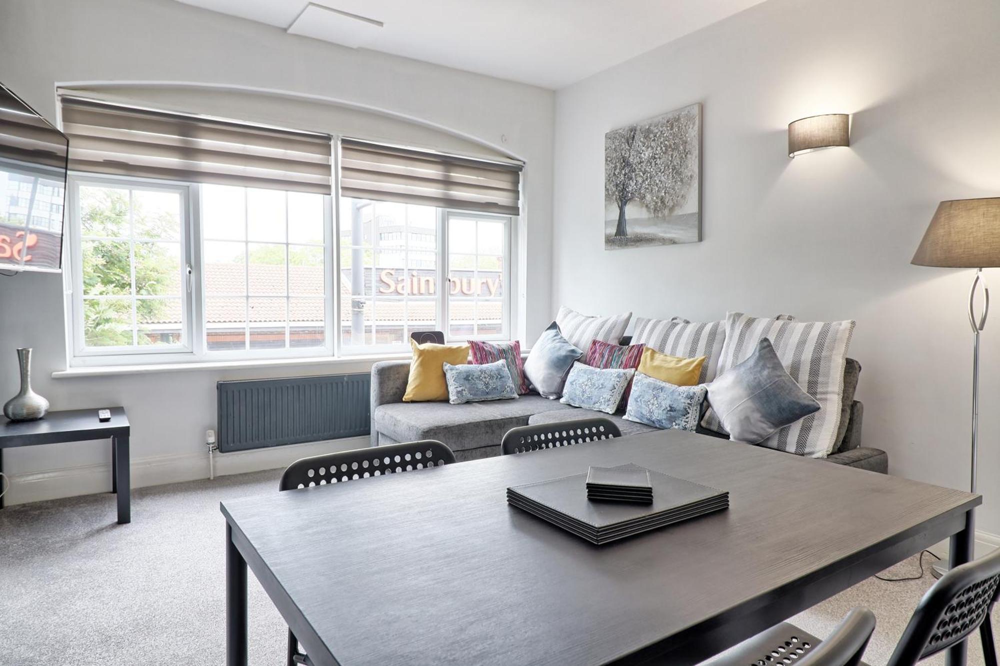 Luxury 3-Bed Apartment Near To London With Parking Hornchurch المظهر الخارجي الصورة