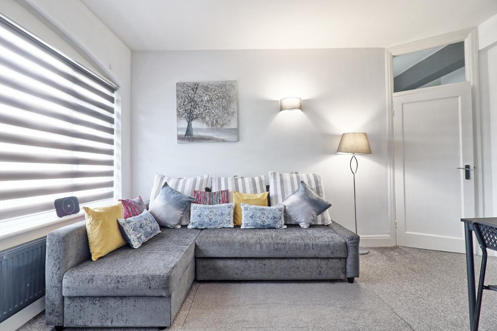 Luxury 3-Bed Apartment Near To London With Parking Hornchurch المظهر الخارجي الصورة