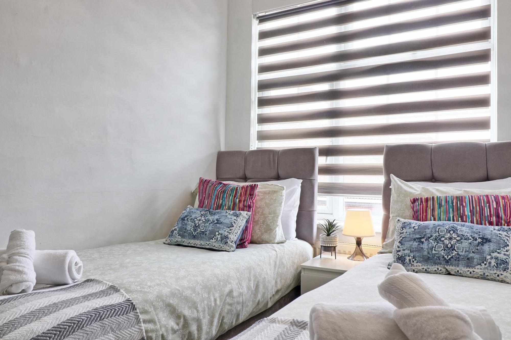 Luxury 3-Bed Apartment Near To London With Parking Hornchurch المظهر الخارجي الصورة